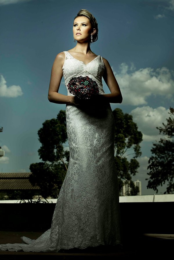 Quels accessoires choisir pour sublimer une tenue de soirée sans tomber dans l'excès?